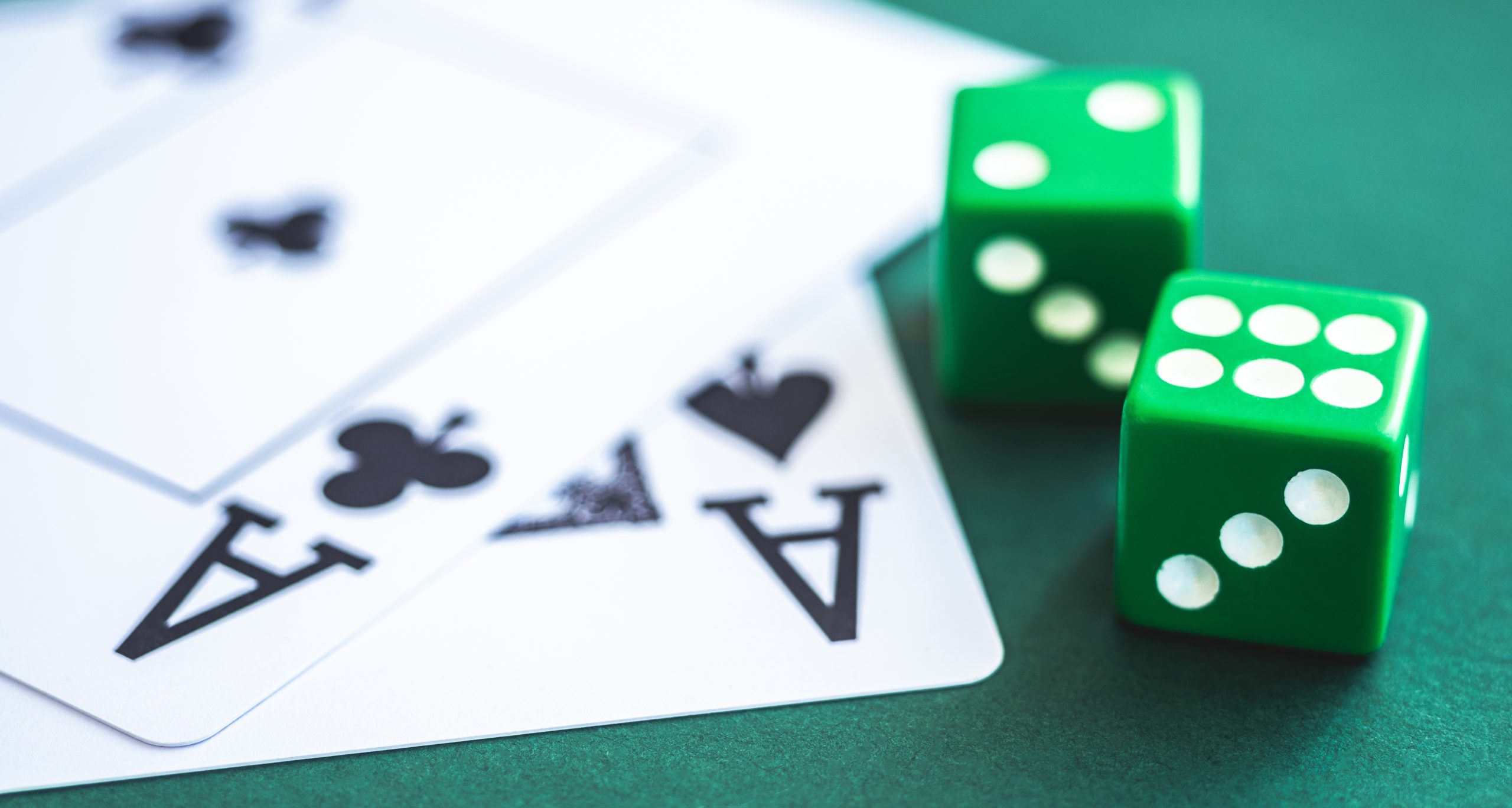 Y National Gambling Support Network yn helpu dros 110,000 o bobl wrth i hunan-atgyfeiriadau gynyddu o 50% ers Ebrill 2023